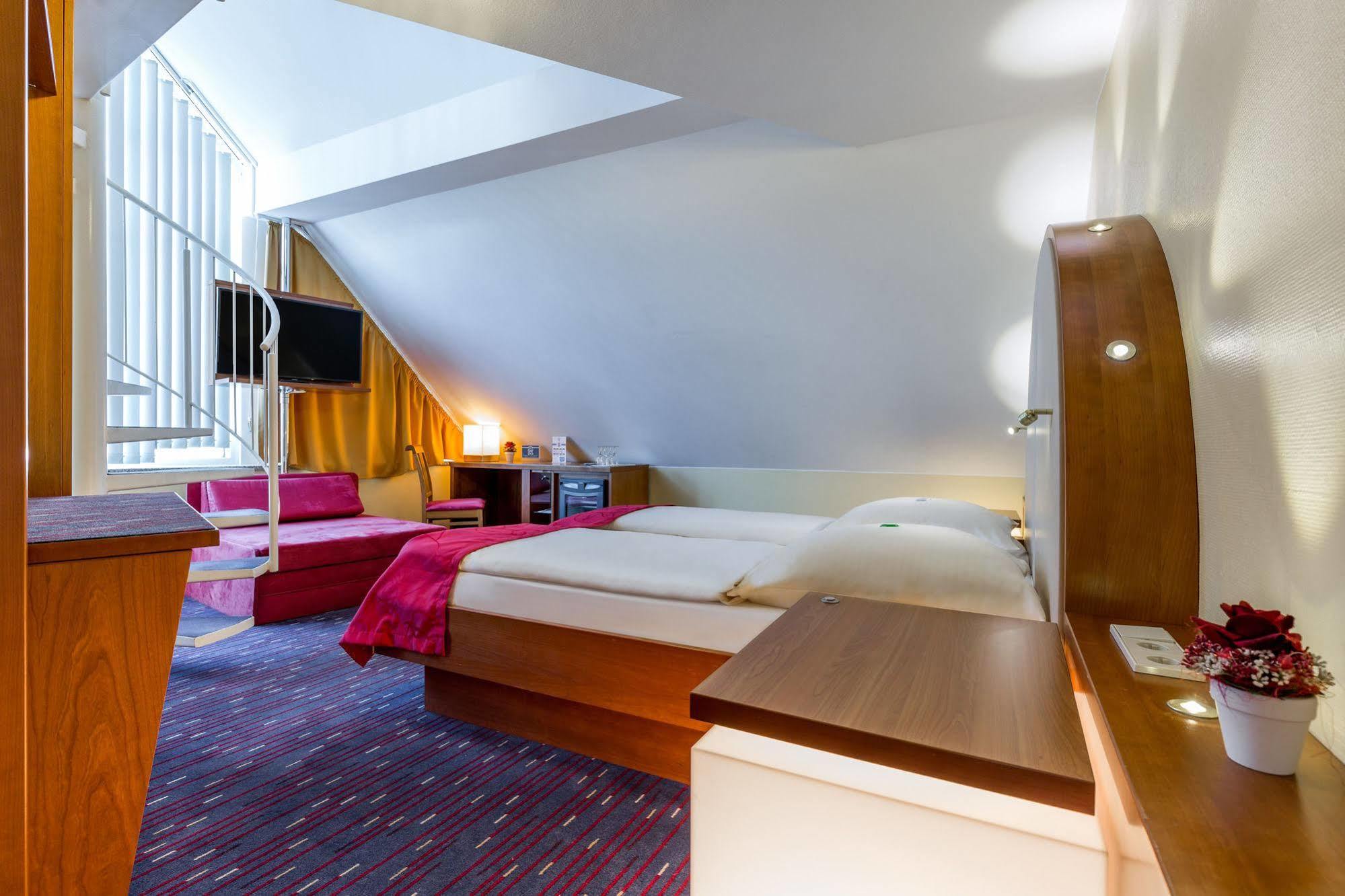 Hotel Am Schillerpark Esslingen am Neckar Ngoại thất bức ảnh